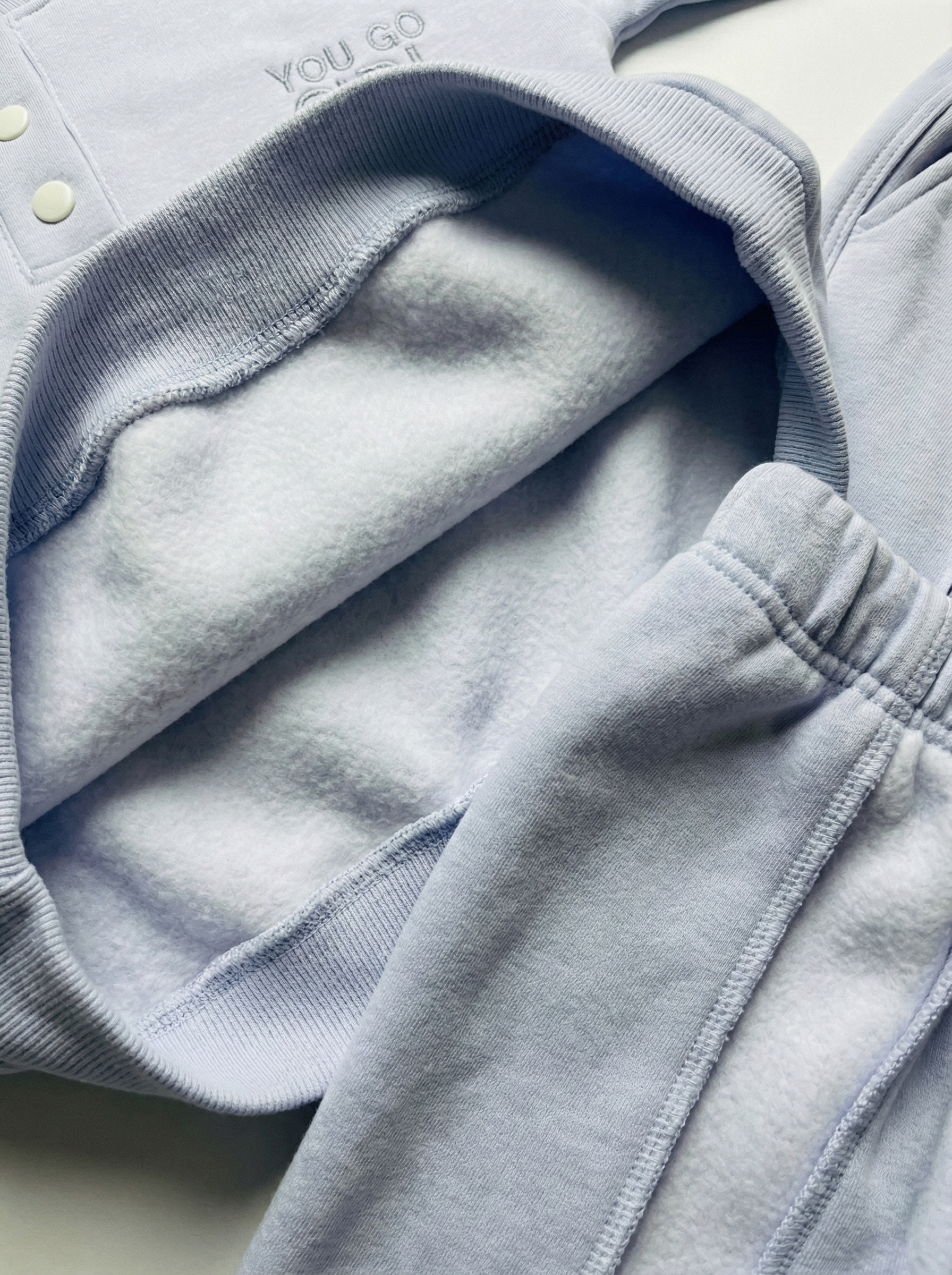 Buz Mavisi Sırt Baskılı ve Düğme Detaylı Kız Çocuk Eşofman Takımı (5-8 Yaş)